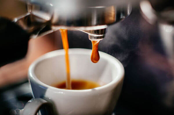 Приготування кави у кавомашині