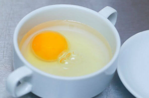 Яйце у чашці