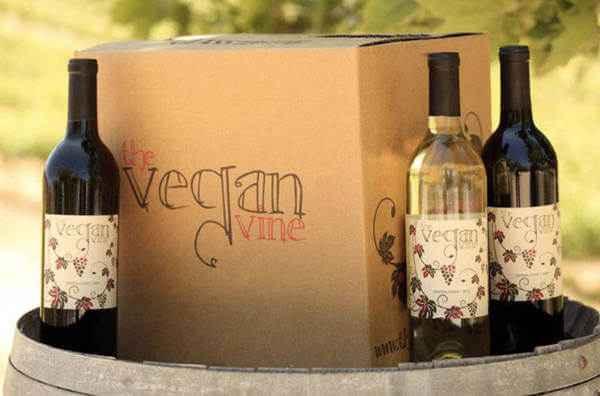 Коробка з пляшками веганського вина