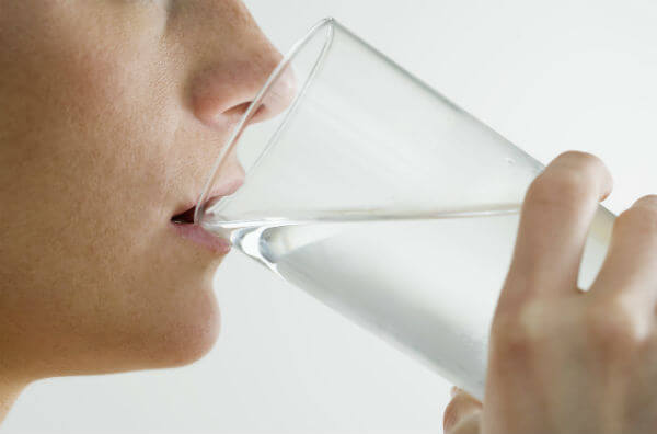 Жінка п'є воду