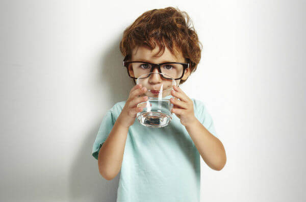 Хлопчик п'є воду