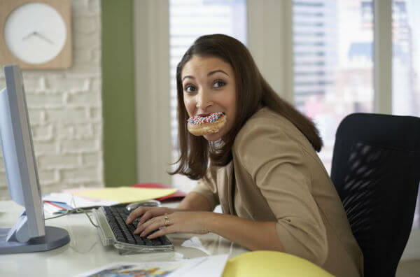 Жінка їсть пончик