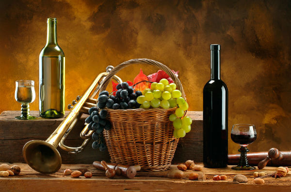 Біле та червоне вино і виноград