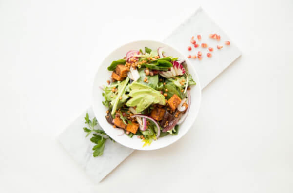 Вегетаріанський салат з продуктів, багатих на білки