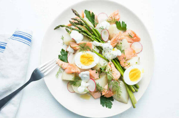 Норвезький салат з лососем, яйцем і фрізе