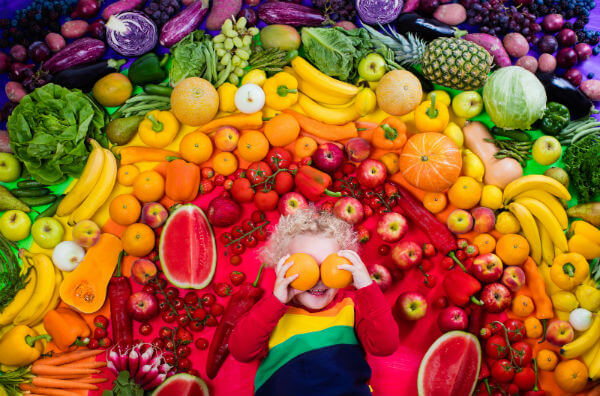 Дитина, овочі та фрукти