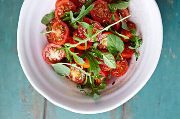 Салат з руколою і помідорами черрі
