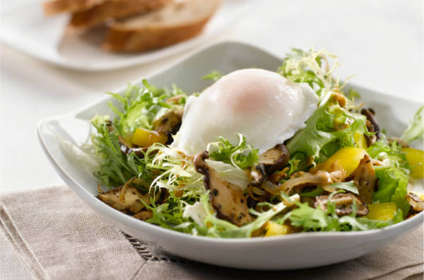 Салат з яйцем пашот і білими грибами