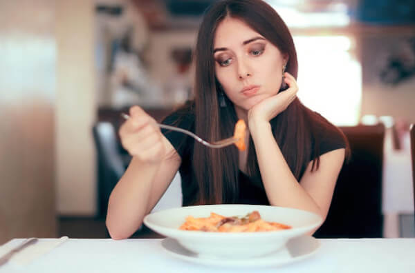 Жінка їсть без апетиту