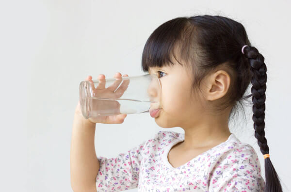 Дитина п'є воду