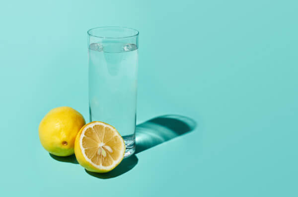 Склянка води з лимоном
