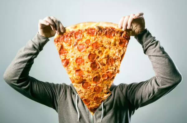 Людина з величезним шматко піци
