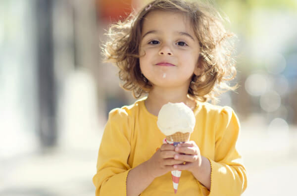 Дівчинка їсть морозиво