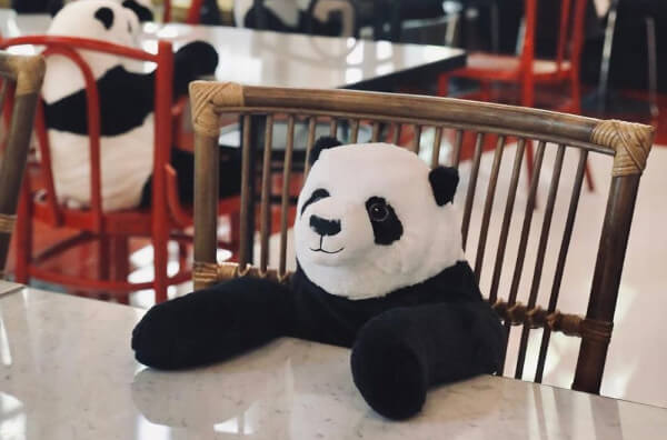 Іграшкова панда за столом