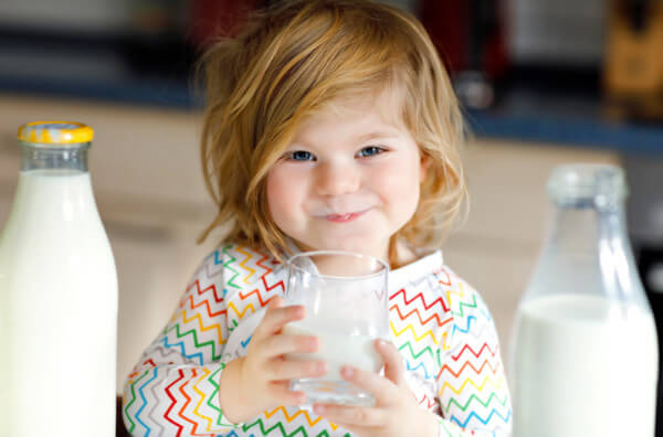 Дитина п'є молоко