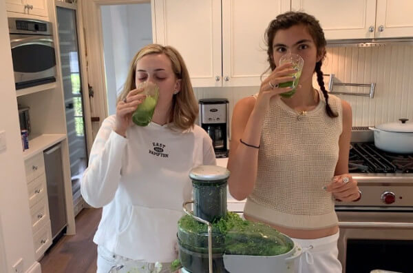 Дівчата п'ють зелений смузі