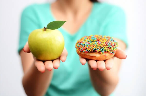 Вибір між яблуком і пончиком