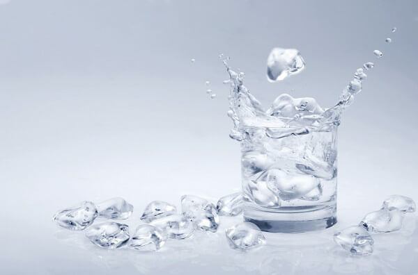 Склянка води з льодом