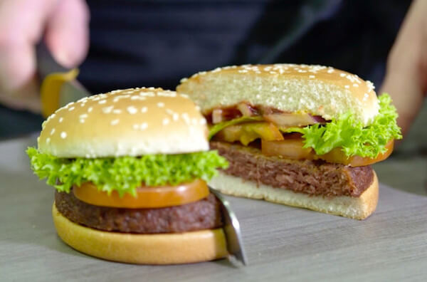 Розрізаний навпіл бургер від McDonald's