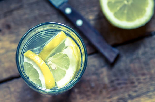 Склянка води з лимоном