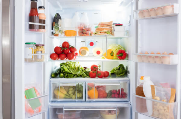 Холодильник з продуктами