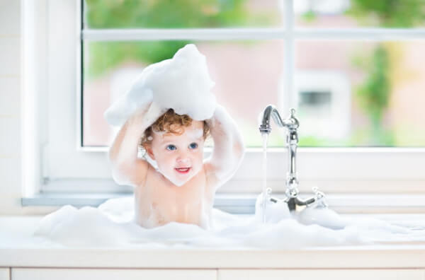 Малюк у ванні з бульбашками