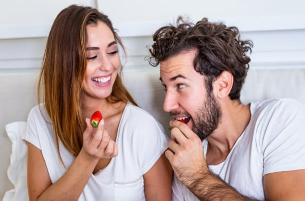 Пара їсть полуницю