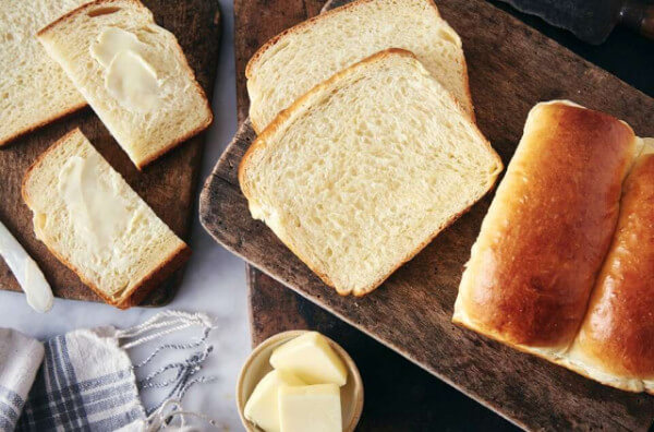 Білий хліб з маслом
