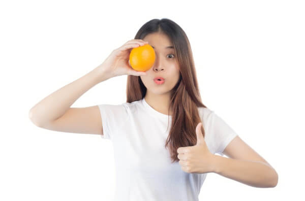 Жінка з апельсином