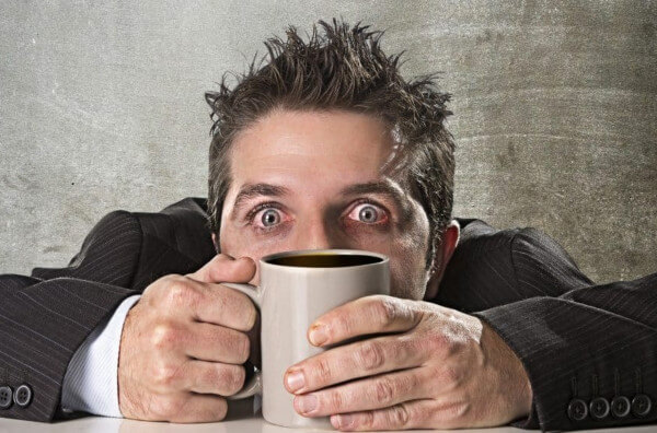 Чоловік з горнятком кави