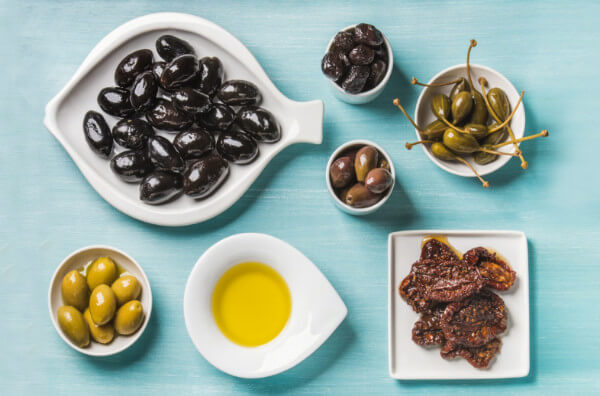 Різні види оливок та оливкова олія