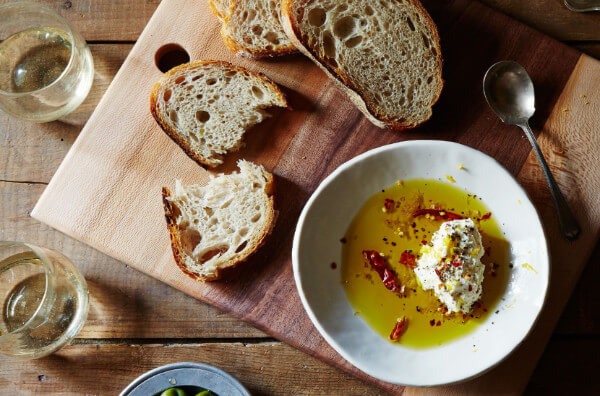 Оливкова олія, сир та хліб