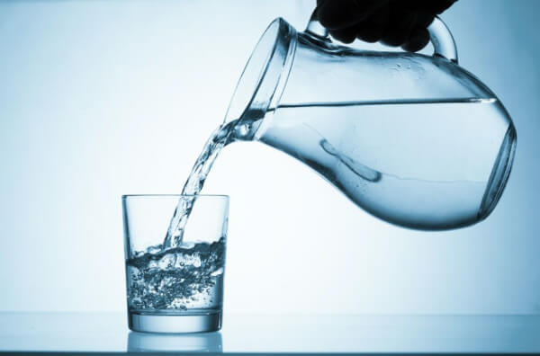 Глечик і склянка з водою