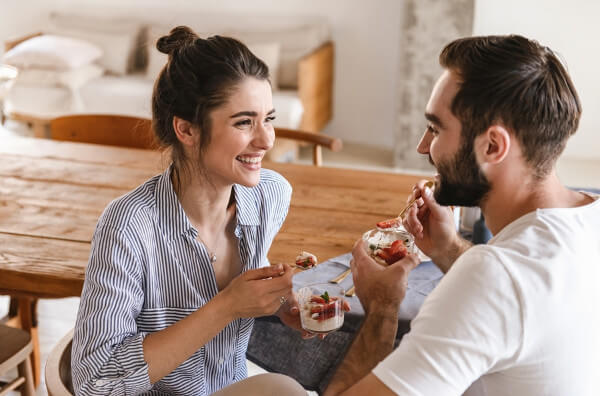 Чоловік та жінка їдять десерт