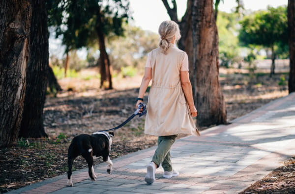 Жінка гуляє з собакою
