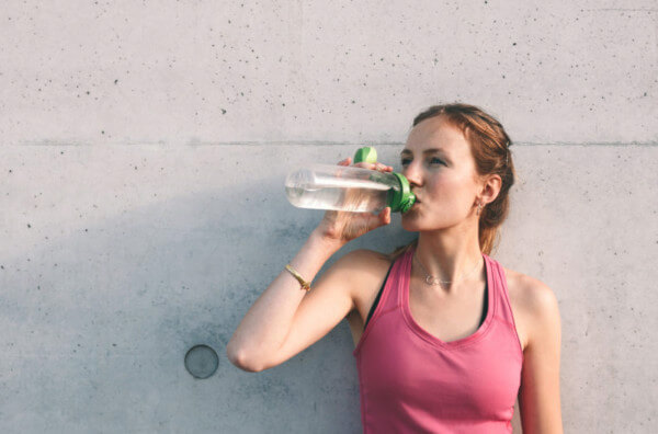 Жінка п'є воду