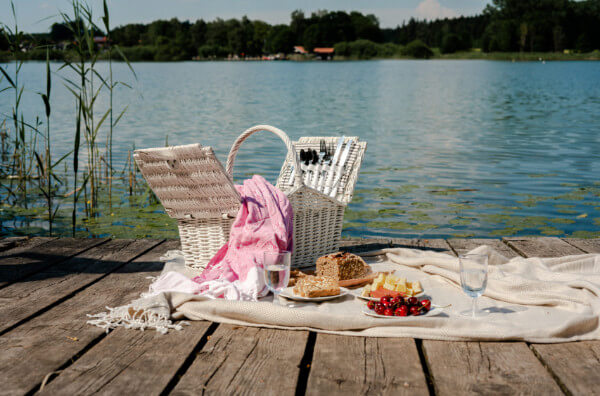 Кошик для пікніку біля озера