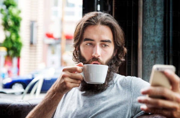 Чоловік п'є каву в кафе