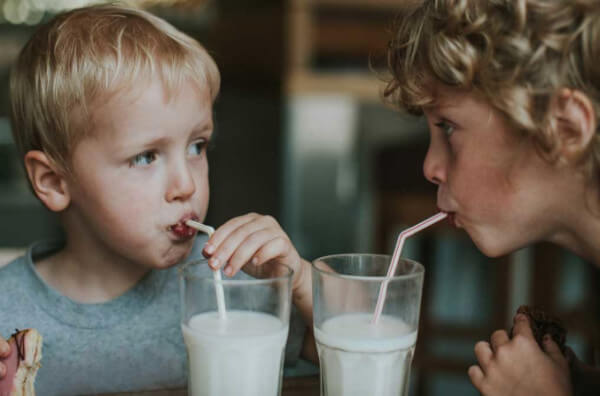 Діти п'ють молоко