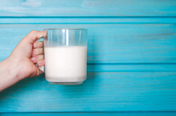 Склянка молока у руці