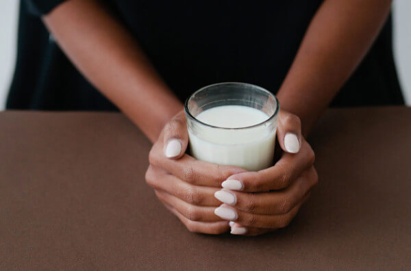 Склянка молока у руках