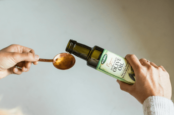 Пляшка і ложка оливкової олії