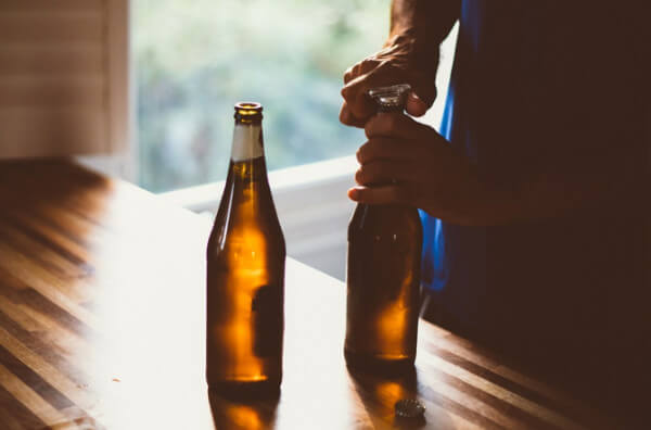 Відкривання пляшок з пивом
