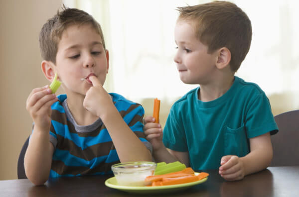 Діти їдять овочеві палички