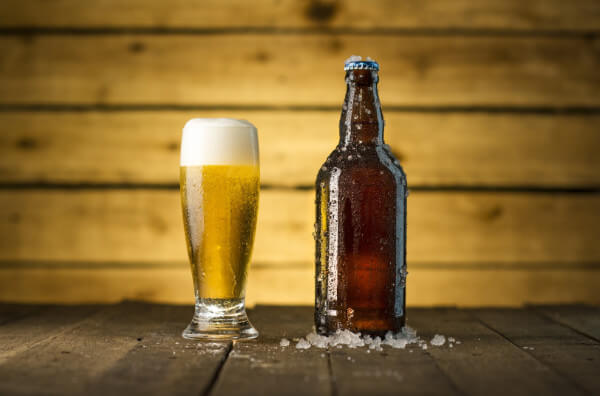 Пляшка і склянка пива
