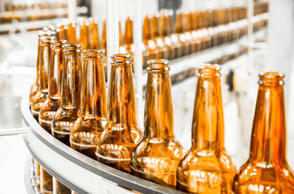 Порожні пляшки для пива на заводі