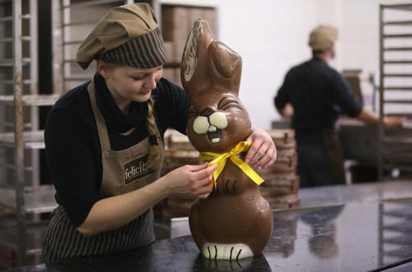 Шоколатьє створює великого шоколадного кролика