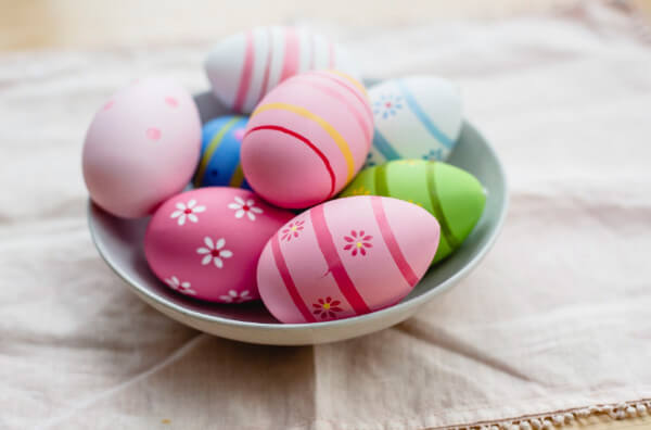 Різнокольорові яйця до Великодня