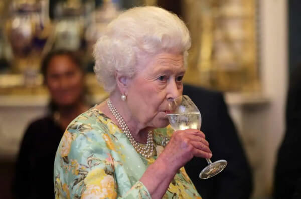 Королева п'є вино