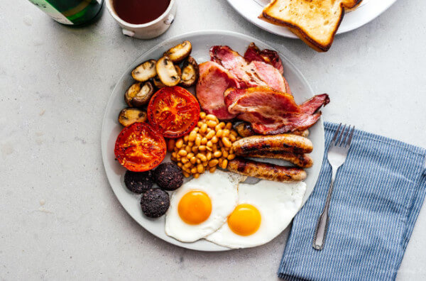 Сніданок: яєшня, сосиски, бекон, квасоля, гриби, помідори